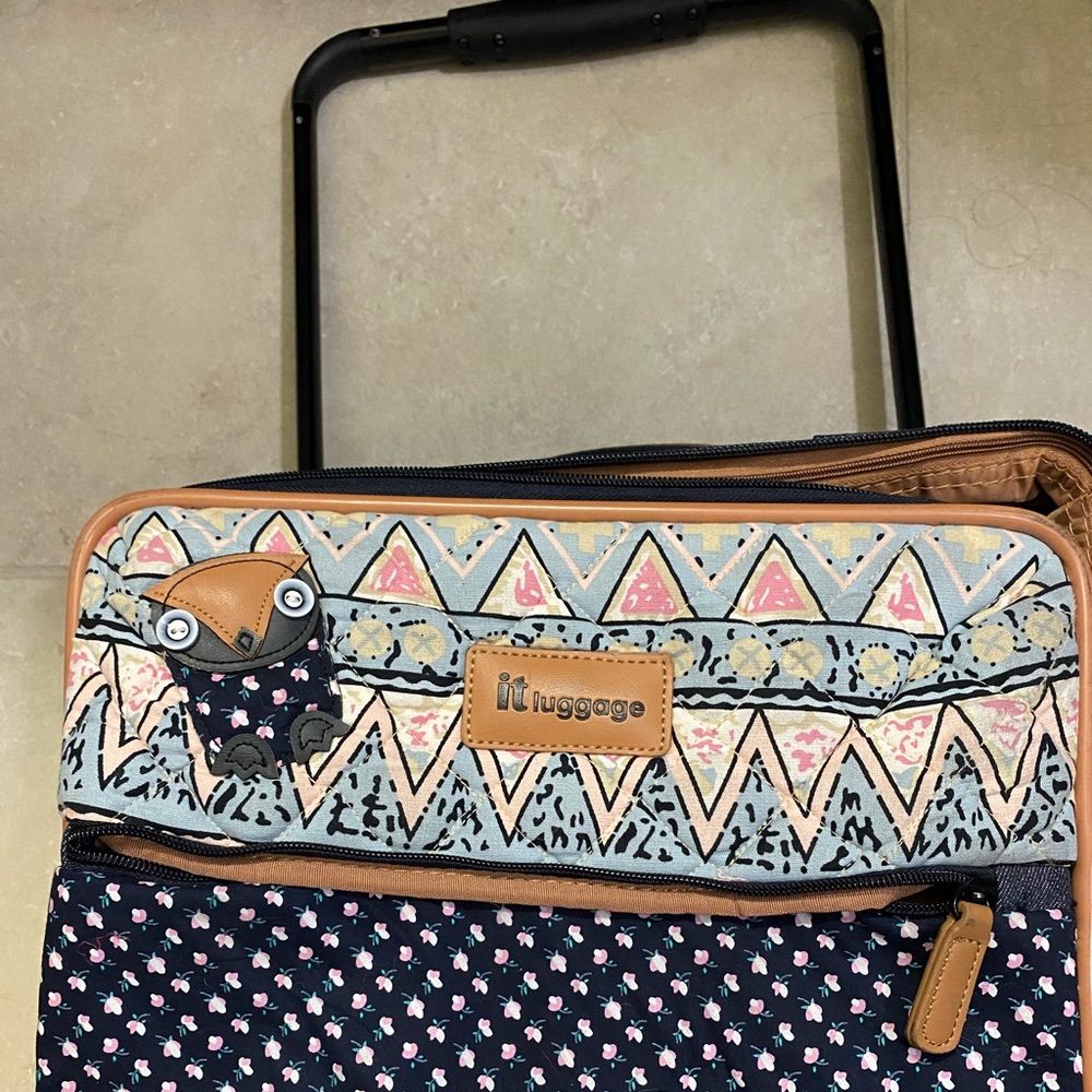 Rolling suitcase